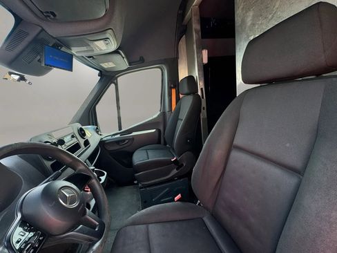 Used 2021 Mercedes-Benz Sprinter 2500 image 8