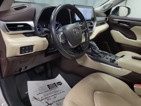 Used 2020 Toyota Highlander Platinum AWD/4WD image 16