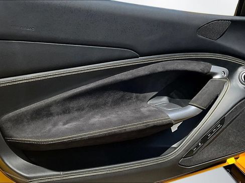 Used 2022 Ferrari F8 Tributo RWD image 18
