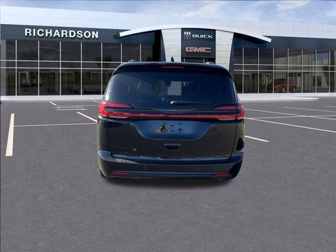 Used 2025 Chrysler Pacifica Limited image 6