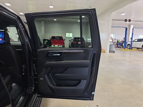 Used 2025 Chevrolet Suburban High Country AWD/4WD image 32