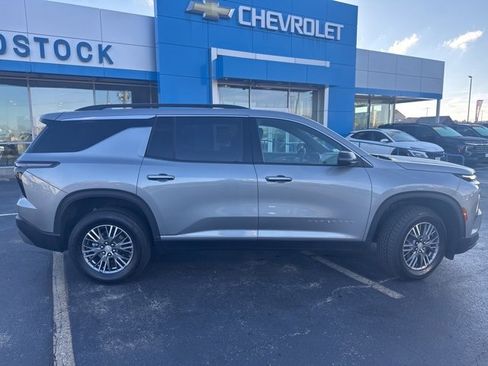 Used 2025 Chevrolet Traverse LT image 2