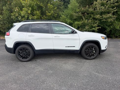 Used 2023 Jeep Cherokee Altitude Lux AWD/4WD image 14