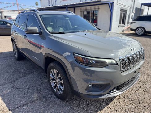 Used 2020 Jeep Cherokee Latitude Plus image 3