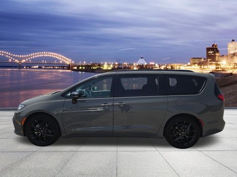 Certified 2025 Chrysler Pacifica Limited FWD image 2
