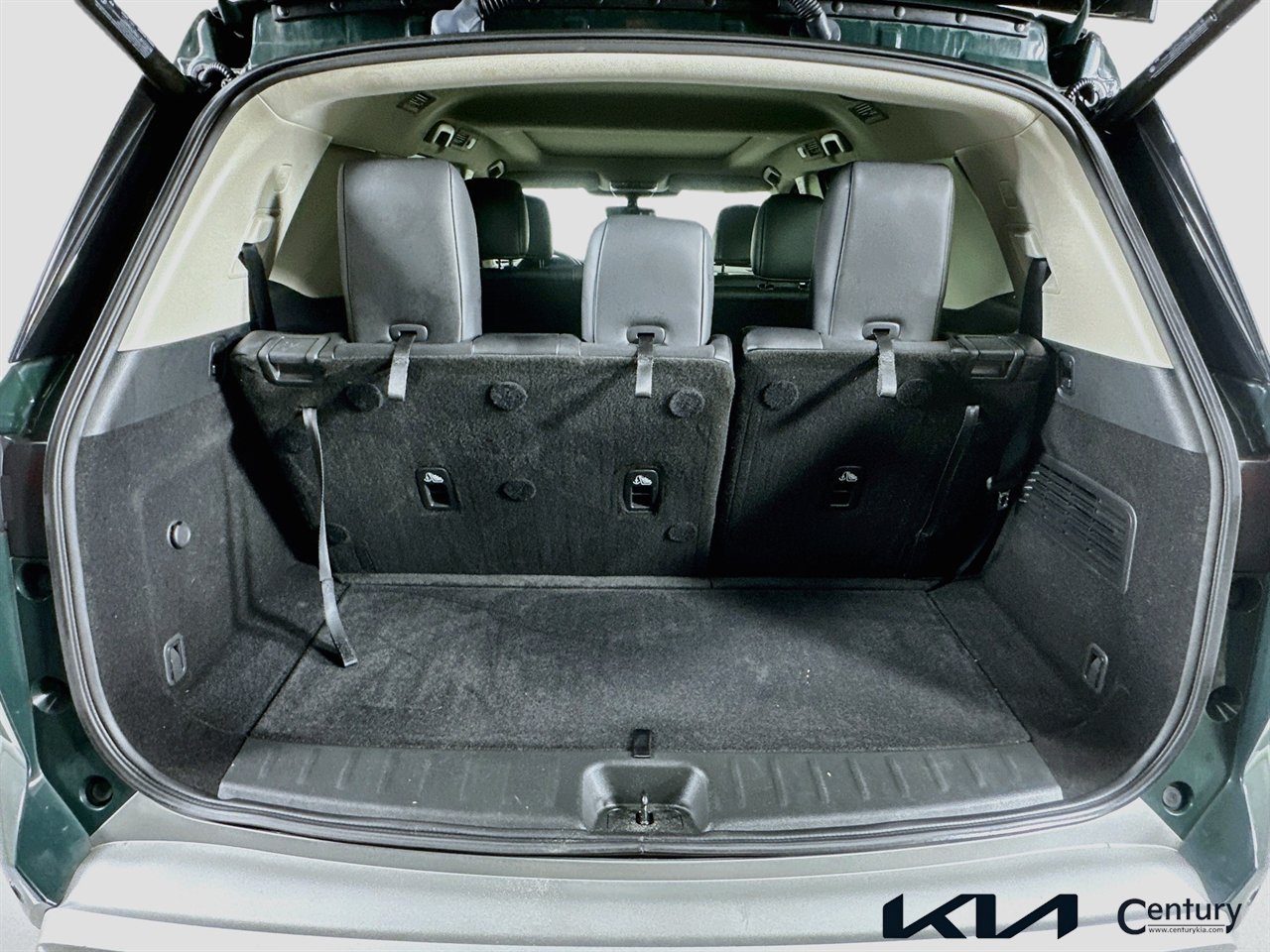 Used 2024 Nissan Pathfinder Platinum w/ Black Appearance Package FWD image 26