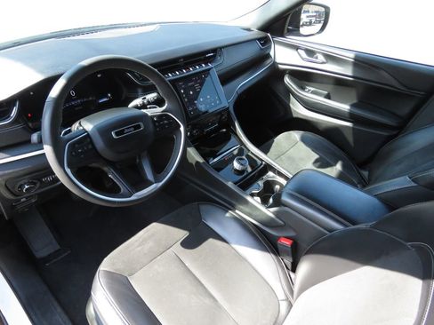 Used 2023 Jeep Grand Cherokee L Laredo image 11