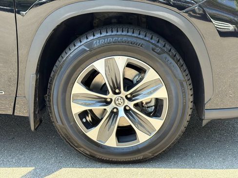 Used 2022 Toyota Highlander XLE AWD/4WD image 5
