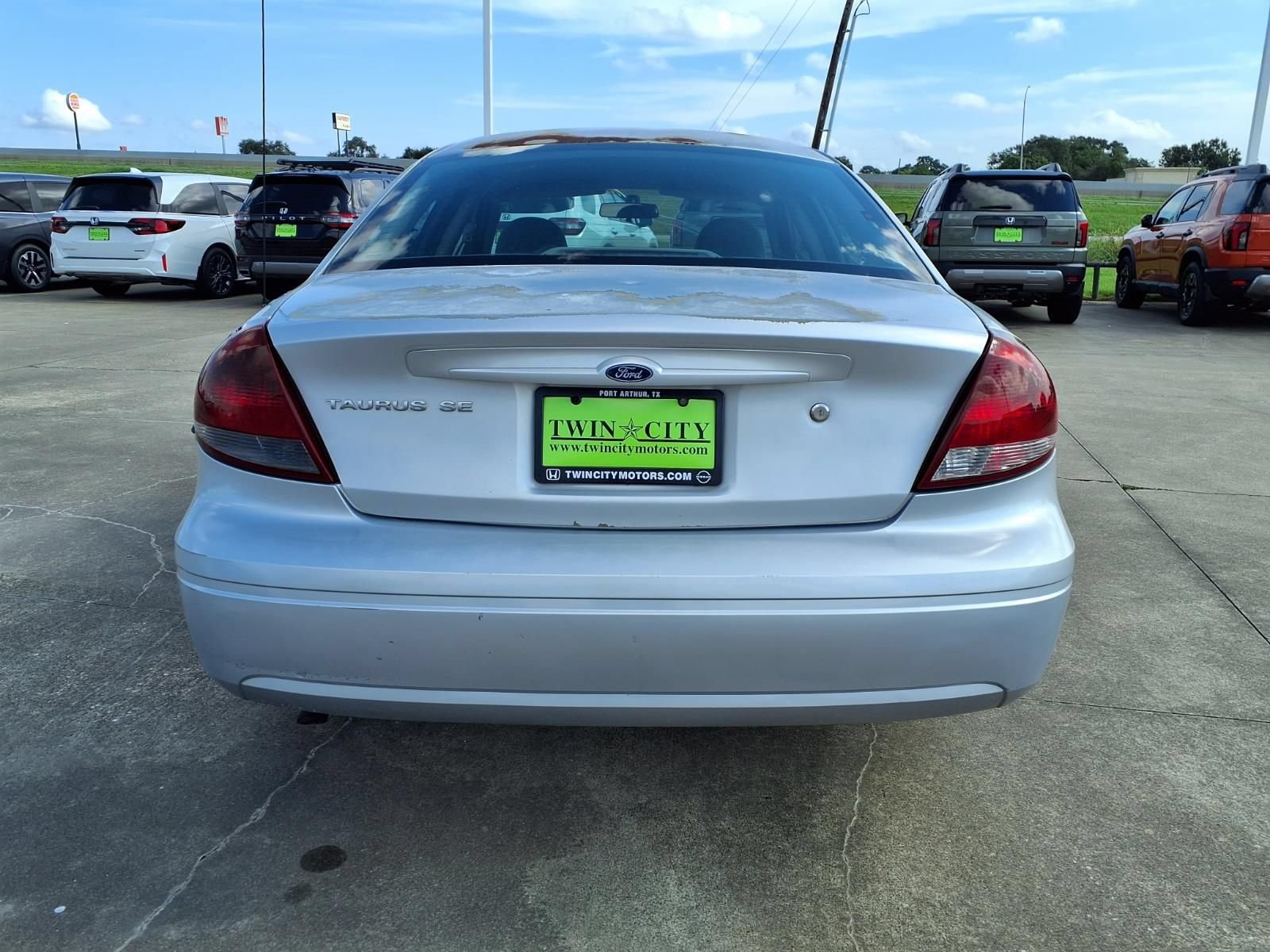 Used 2005 Ford Taurus SE FWD image 4