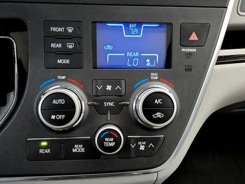Used 2017 Toyota Sienna XLE FWD image 27