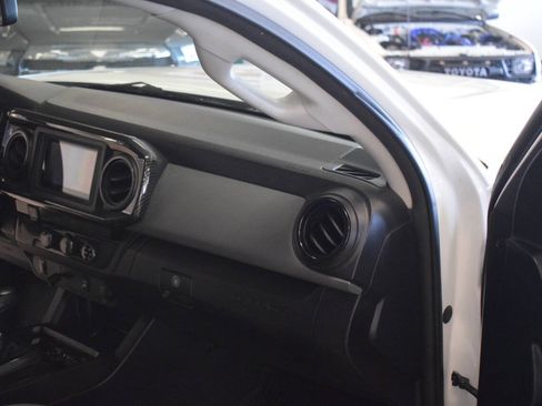 Used 2017 Toyota Tacoma SR5 RWD image 51