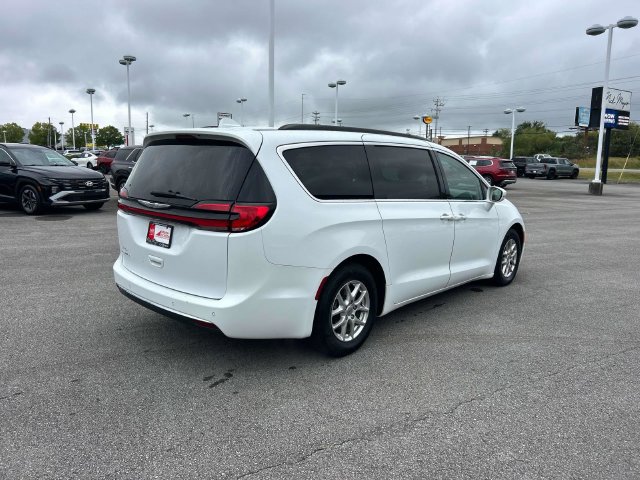 Used 2022 Chrysler Pacifica Touring-L FWD image 3