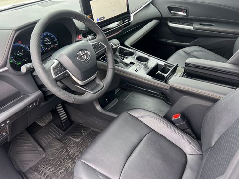 New 2026 Toyota Sienna XLE Woodland Edition AWD/4WD image 12
