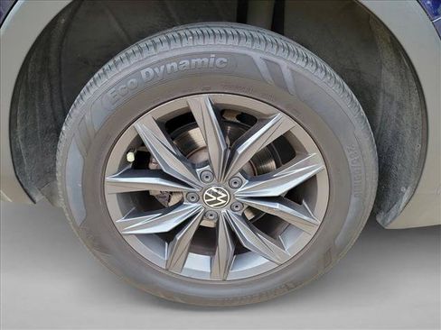 Used 2023 Volkswagen Tiguan SE w/ Panoramic Sunroof Package FWD image 12