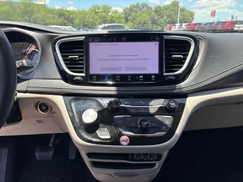 Used 2023 Chrysler Pacifica Touring-L FWD image 19