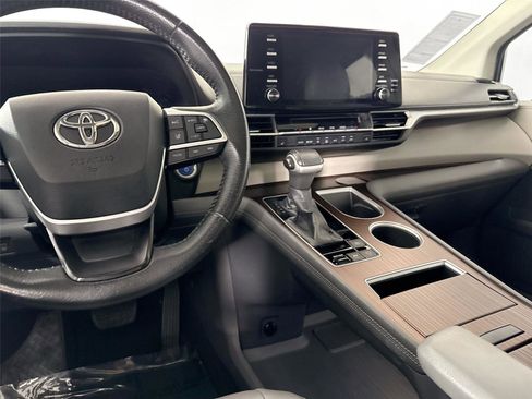 Certified 2021 Toyota Sienna XLE image 33