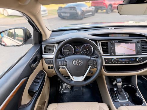 Used 2019 Toyota Highlander Limited Platinum FWD image 32