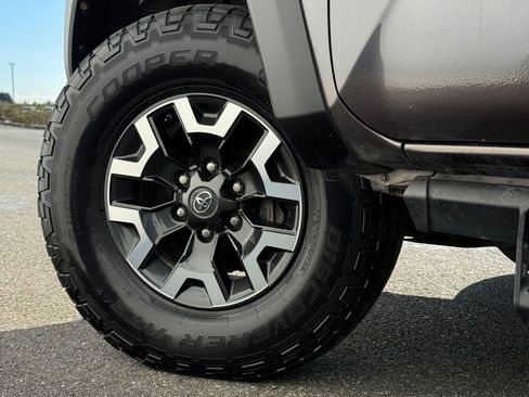 Used 2020 Toyota Tacoma TRD Off-Road w/ Technology Package AWD/4WD image 25