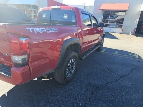 Used 2017 Toyota Tacoma TRD Off-Road w/ Premium & Technology Package image 10