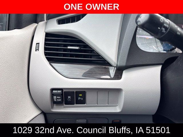 Used 2019 Toyota Sienna XLE Premium FWD image 23