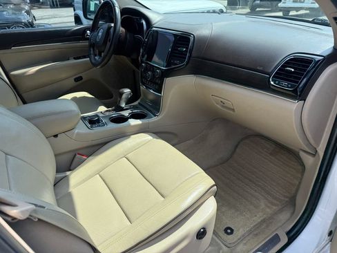 Used 2019 Jeep Grand Cherokee Overland AWD/4WD image 13