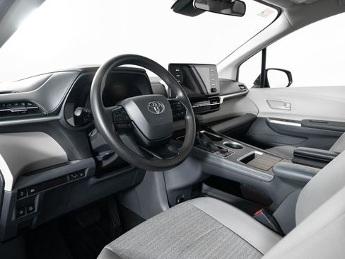 Used 2022 Toyota Sienna LE image 12