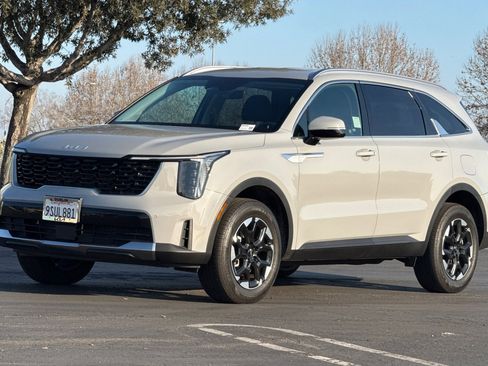 Certified 2025 Kia Sorento S image 9