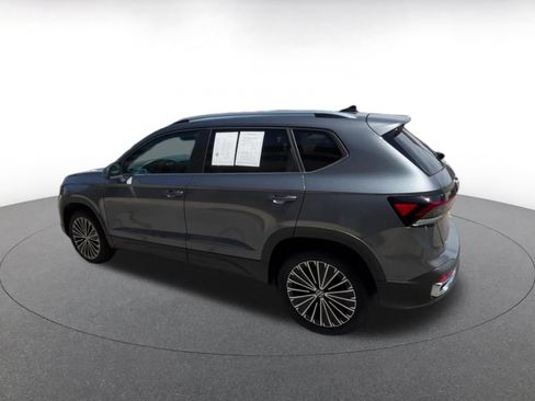 Used 2025 Volkswagen Taos SE FWD image 10