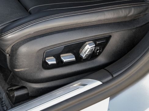 Used 2020 BMW 750i xDrive w/ Executive Package image 30