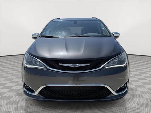 Used 2018 Chrysler Pacifica Limited FWD image 2