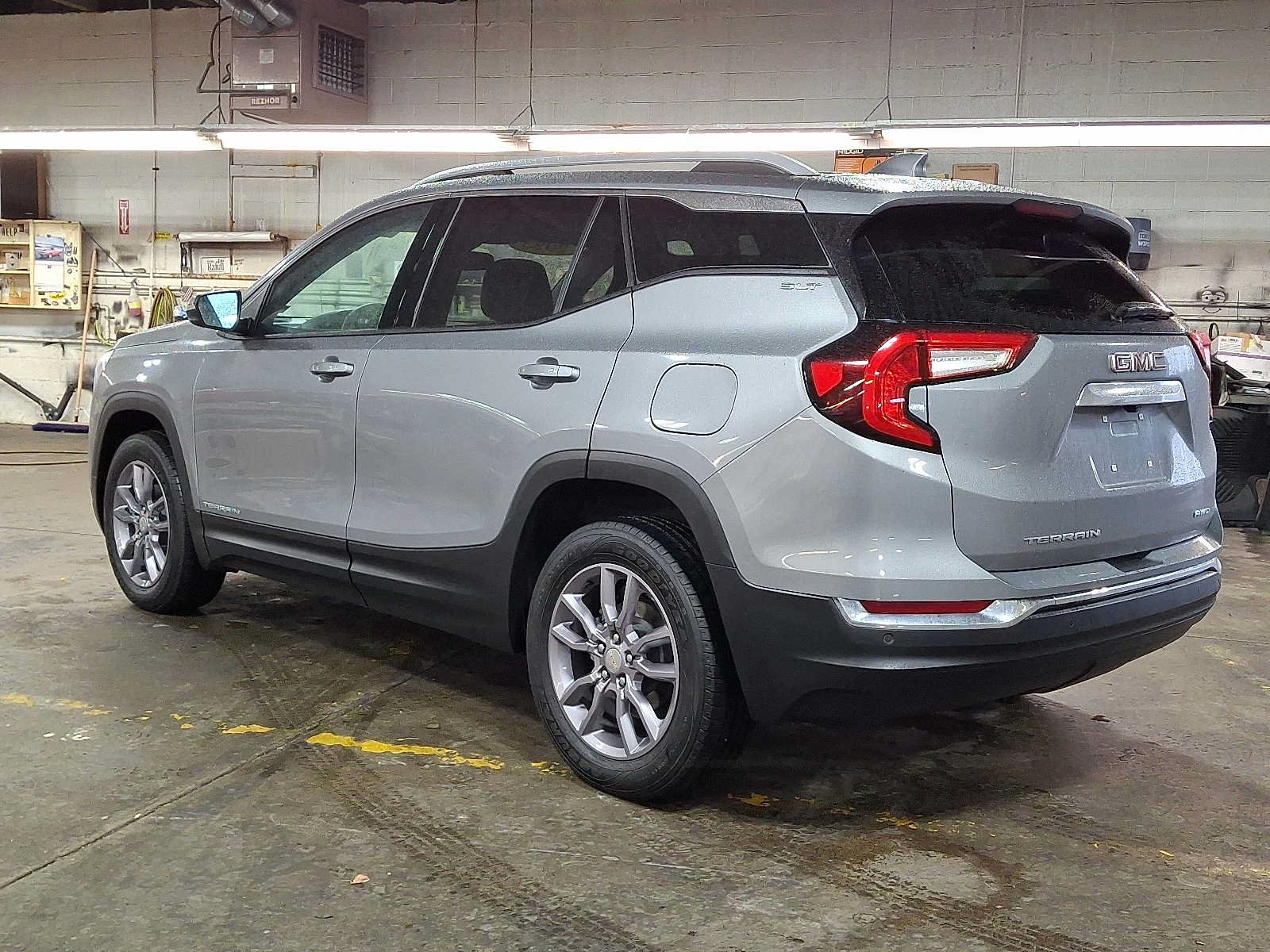 Used 2023 GMC Terrain SLT AWD/4WD image 4