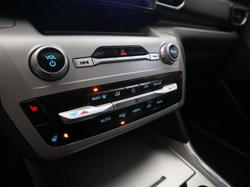 Used 2022 Ford Explorer XLT w/ Equipment Group 202A image 21