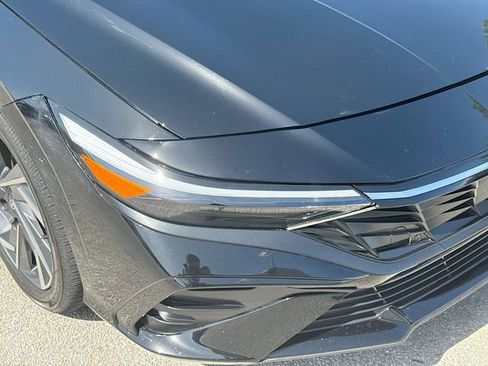 Used 2025 Hyundai Elantra Limited FWD image 34