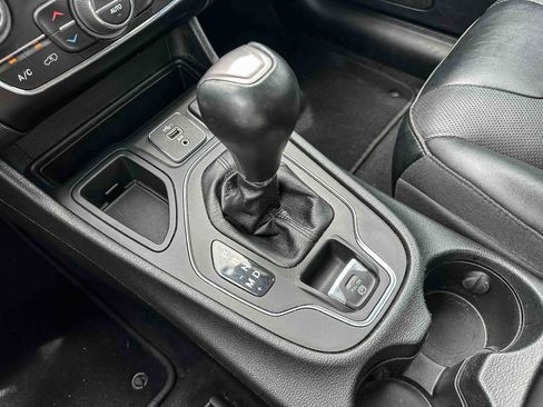 Used 2022 Jeep Cherokee Latitude Lux w/ Sun & Sound Group FWD image 34