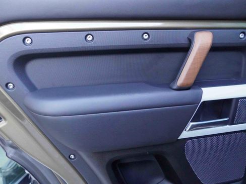 Used 2020 Land Rover Defender 110 HSE image 32