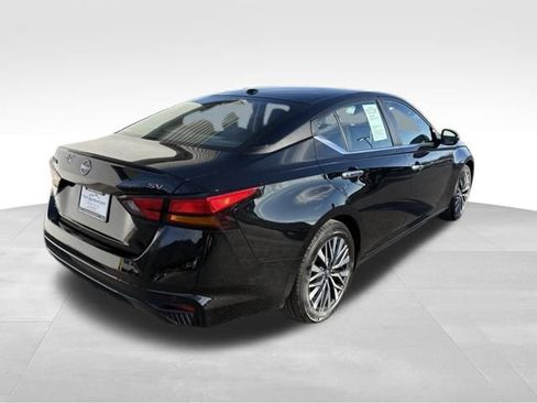 Used 2024 Nissan Altima 2.5 SV image 2