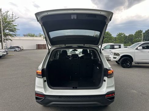Used 2025 Volkswagen Taos SE FWD image 33