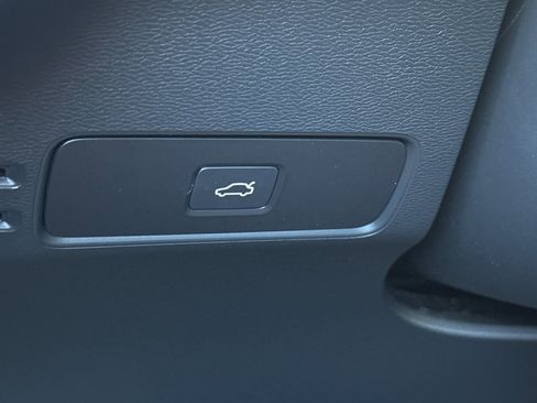 Certified 2025 Volvo XC40 B5 Plus image 31