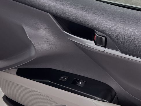 Used 2020 Toyota Camry LE image 32