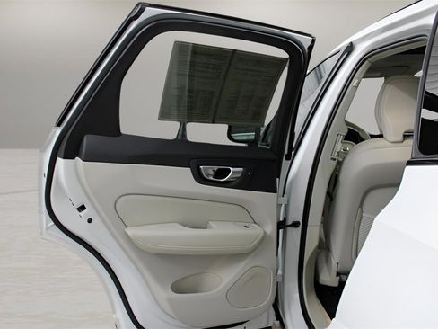 Certified 2023 Volvo XC60 B5 Ultimate w/ Climate Package image 29