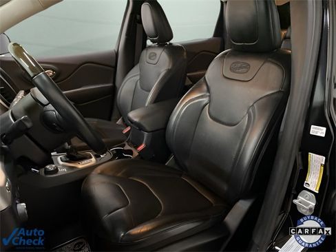 Used 2017 Jeep Cherokee Overland w/ Technology Group image 60