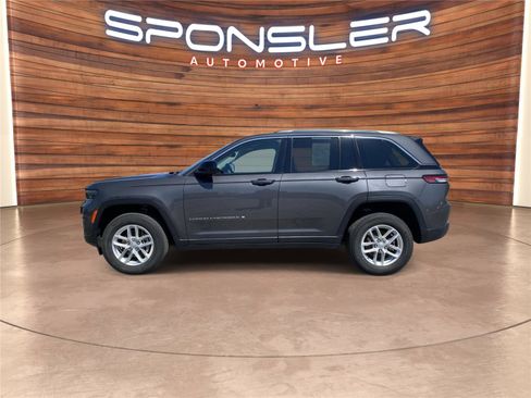 Used 2023 Jeep Grand Cherokee Laredo AWD/4WD image 2