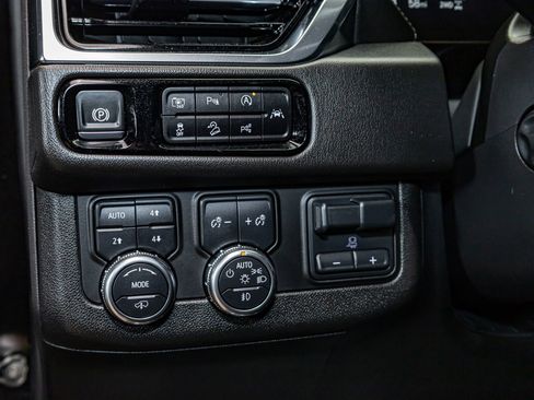 Used 2025 GMC Yukon XL Denali w/ Denali Reserve Package image 19