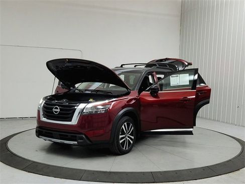 Used 2024 Nissan Pathfinder Platinum w/ Cargo Package image 11
