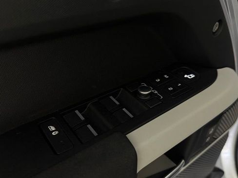 Used 2022 Land Rover Defender 110 SE image 24