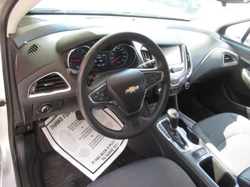Used 2017 Chevrolet Cruze LT image 15
