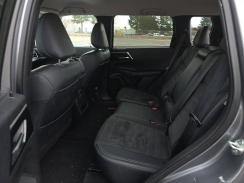 Used 2024 Mitsubishi Outlander SE Black Edition image 15