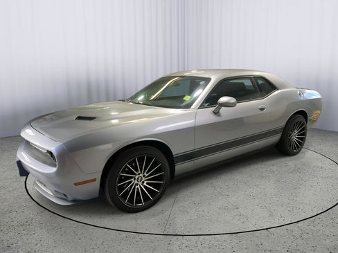 Used 2016 Dodge Challenger SXT image 5