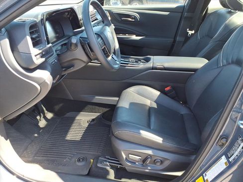 Used 2025 Toyota Crown Signia w/ Tow-Hitch Package (TMS) image 8