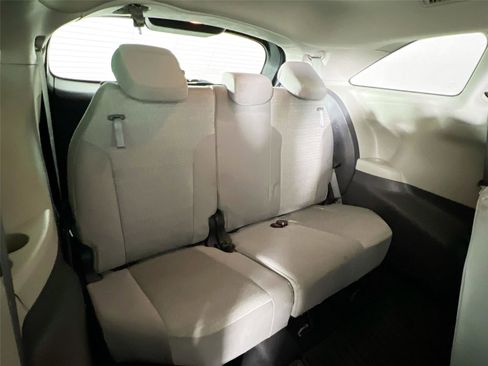 Used 2022 Toyota Sienna LE image 25